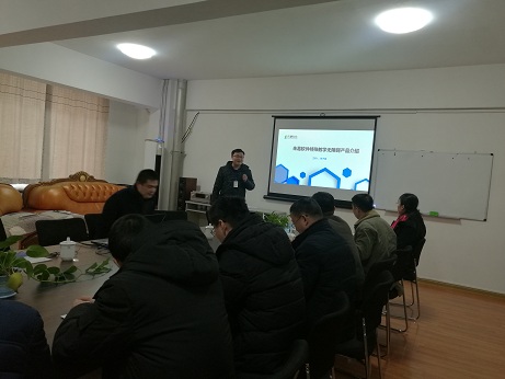 图为技术人员为专家介绍公司产品
