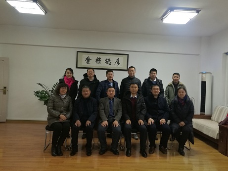  图为专家与朱总合影留念 