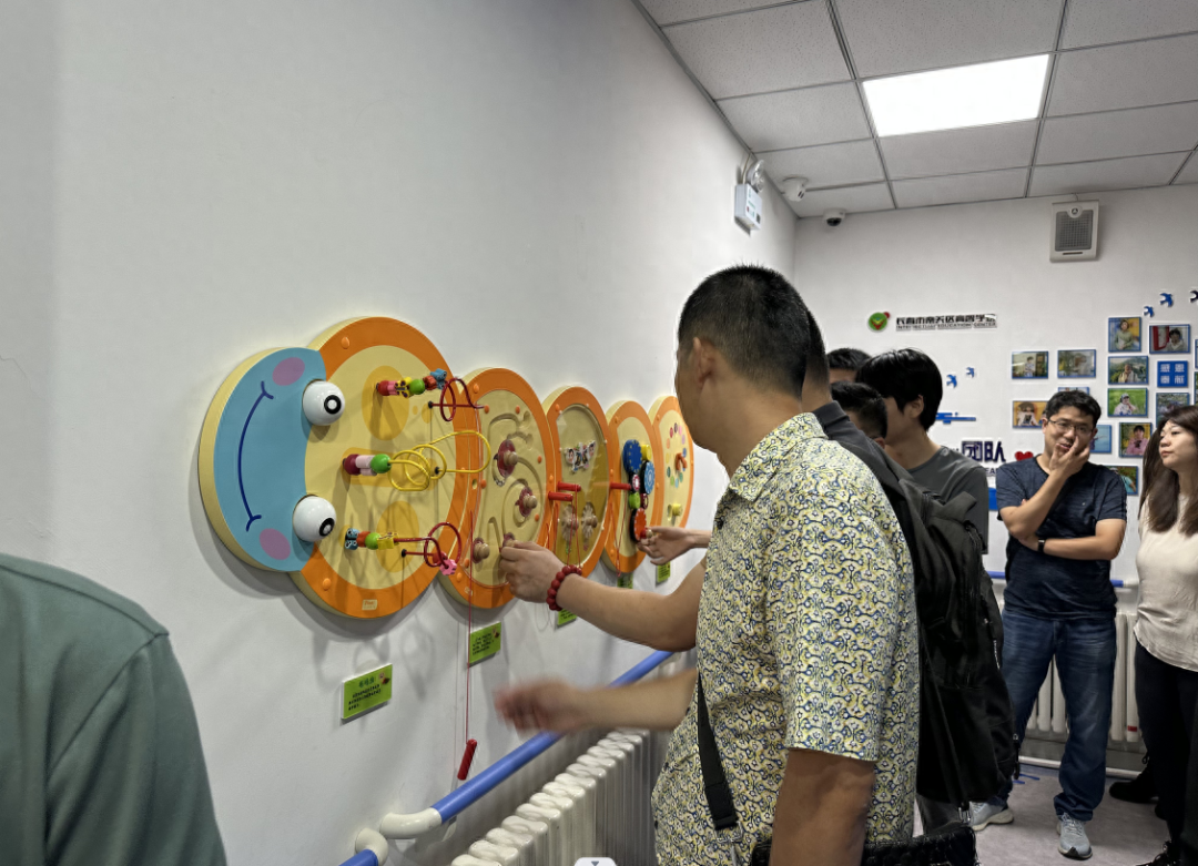图八与会嘉宾参观育智学校.png