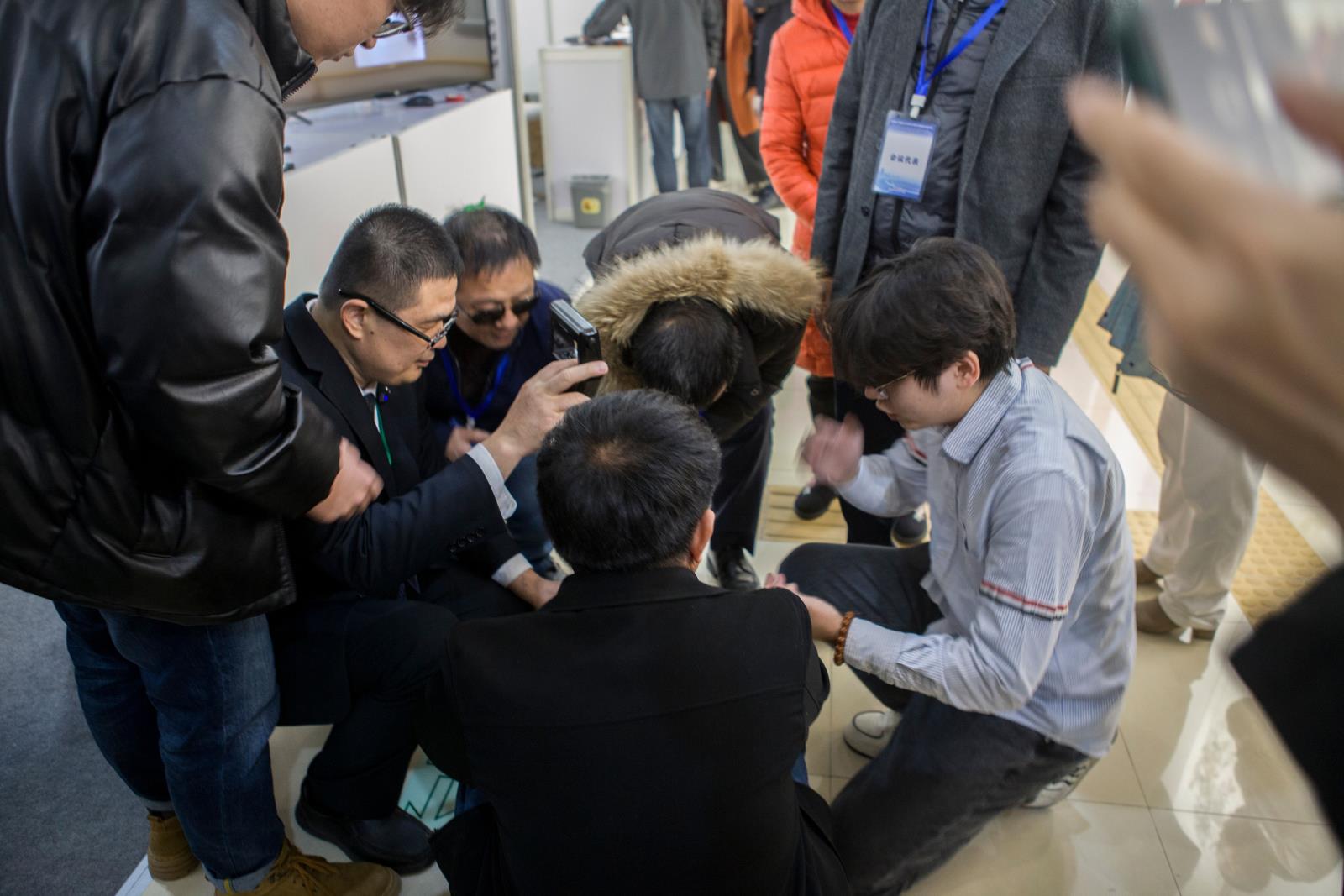 图为展会现场助理机器人大受欢迎.jpg