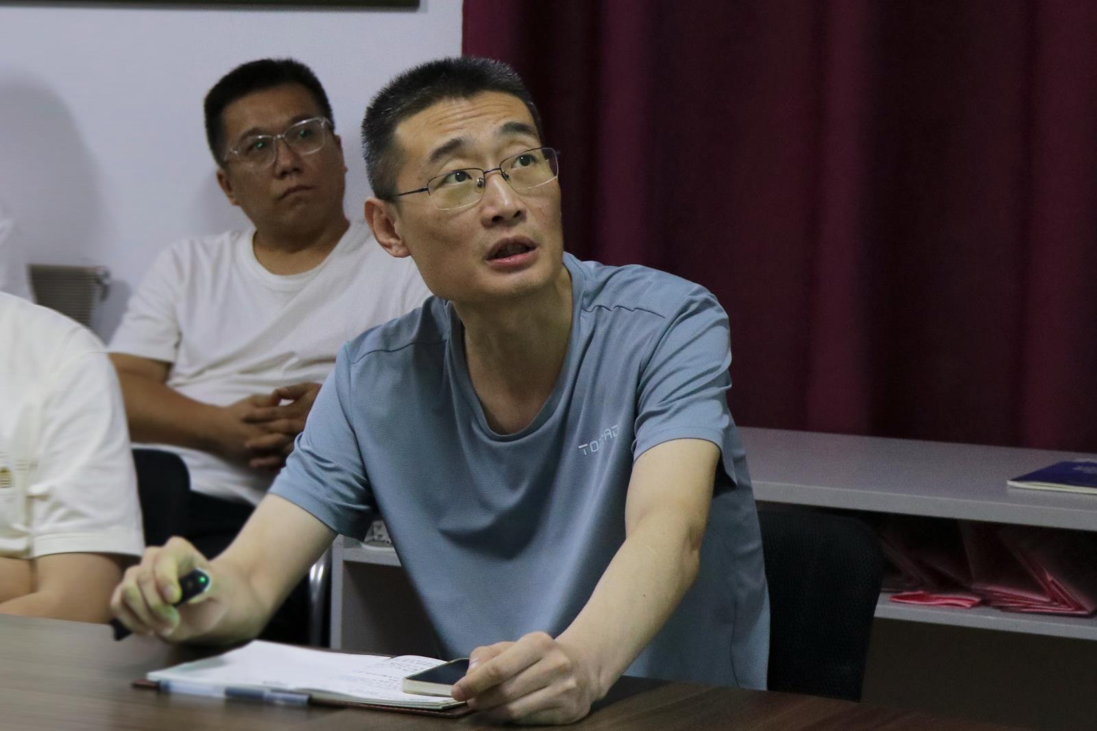 图为CTO赵崇部署研发部门工作.jpg 图为CTO赵崇部署研发部门工作.jpg